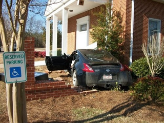 Illustration for article titled Nissan 370z Finds God, Crashes Into Church